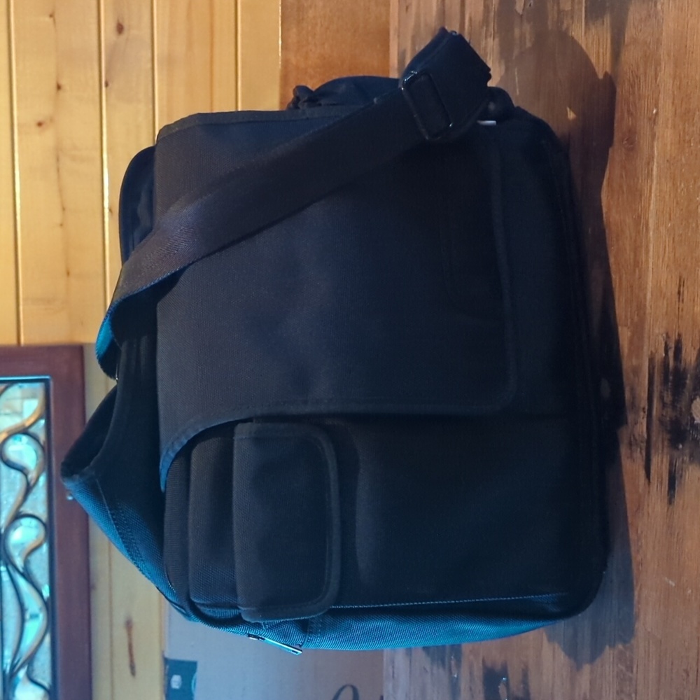 Fabulous FAO Schwarz Carry All/Messenger Bag. Excellent Condition!